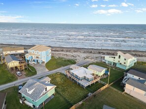 Une zone résidentielle côtière, avec des maisons et une plage.