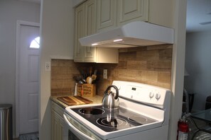 Kylskåp, mikrovågsugn, ugn och spishäll