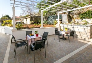 Outdoor dining - Guest House Kusalo- One Bedroom Apartment with Terrace (Dubrovnik)