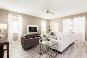 Huis, meerdere bedden (1516MB- the Retreat at ChampionsGate) | Woonruimte | Een flatscreentelevisie