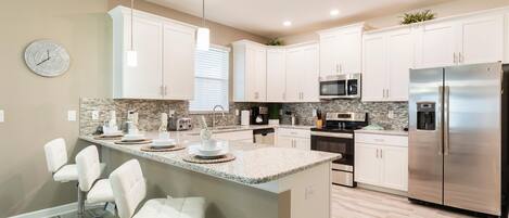 Casa, varias camas (1516MB- the Retreat at ChampionsGate) | Cocina privada | Refrigerador, microondas, parrilla de estufa y lavavajillas