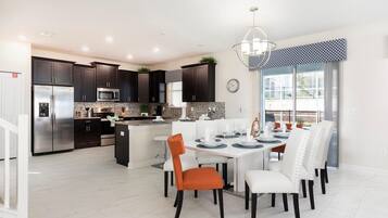 Villa, flere senger (9038SID-The Retreat at ChampionsGate) | Spiseområde