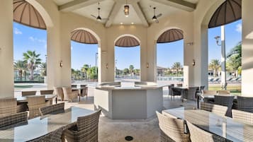 Villa, varias camas (9038SID-The Retreat at ChampionsGate) | Restaurante al aire libre