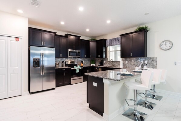 Huvila, useita sänkyjä (9038SID-The Retreat at ChampionsGate) | Yksityinen keittiö | Uuni, liesi, astianpesukone, kahvin-/teenkeitin