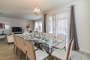 Talo, useita sänkyjä (1559FD - The Retreat at ChampionsGate) | Yksityinen keittiö | Liesi, astianpesukone, kahvin-/teenkeitin, leivänpaahdin