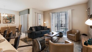 コンドミニアム ベッド (複数台) (8957SID-The Retreat at ChampionsGate) | リビング エリア