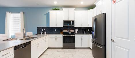 House, Multiple Beds (1664MVD-The Retreat at ChampionsGate) | Private kitchen