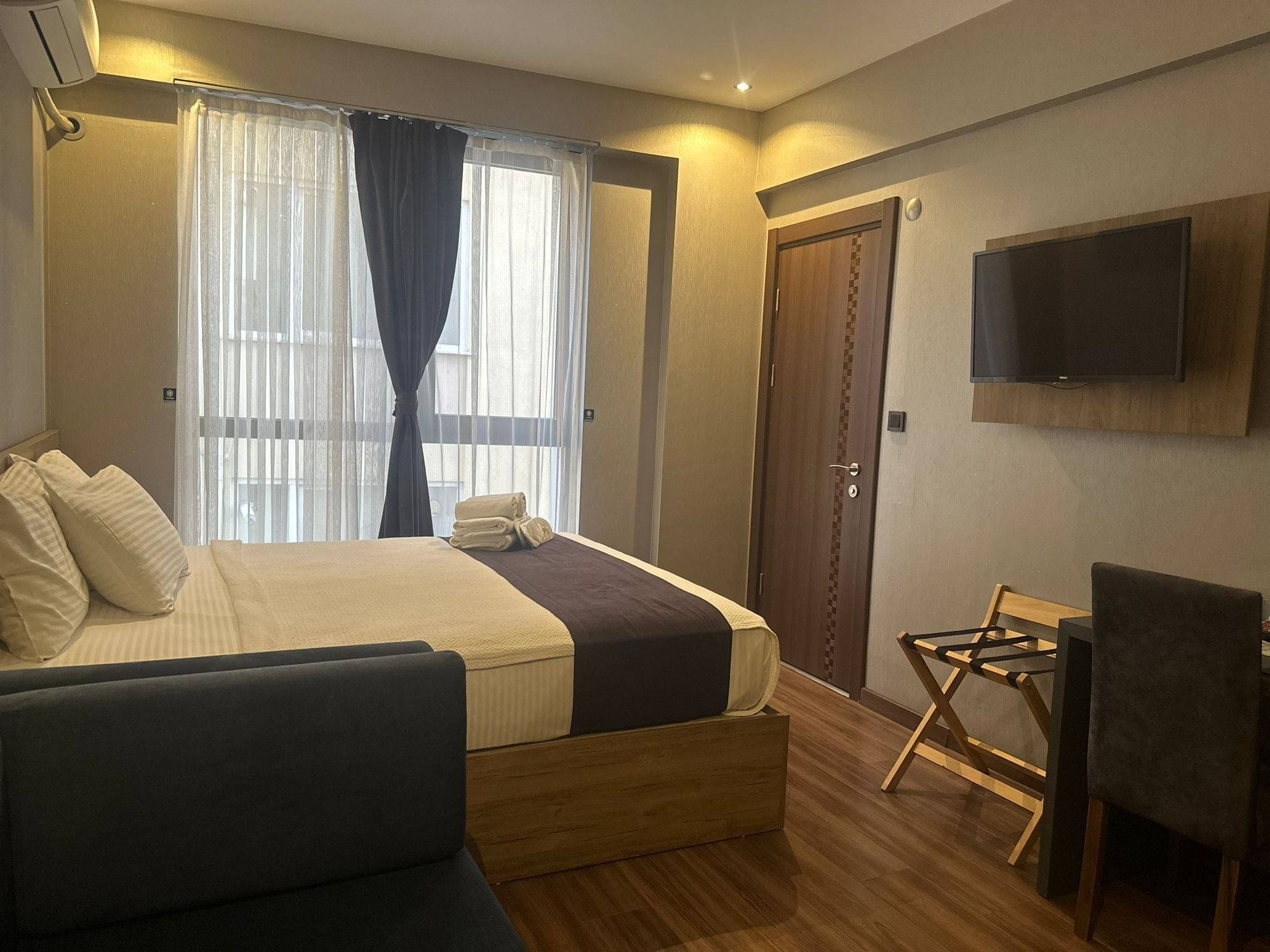 deluxe room, non smoking, city view | 1 bedroom, premium bedding, minibar, desk
