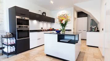 Microondas, horno, placa de cocina, lavavajillas