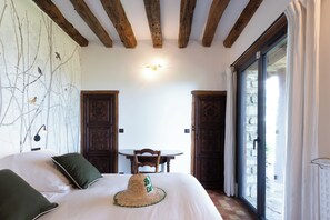 4 عدّة غرف نوم وخدمة الإنترنت