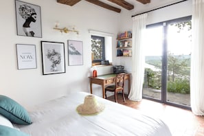 5 bedrooms, desk, iron/ironing board, travel cot