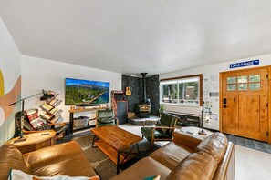 Smart TV, fireplace, stereo - Hidatsa Cozy Mtn Retreat - 3BR, 2BA, Spa (South Lake Tahoe)