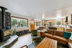 Smart-tv, eldstad och en stereo