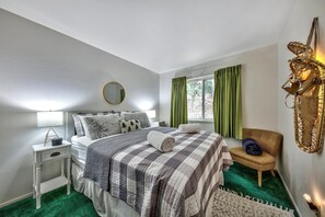 3 bedrooms, travel crib, free WiFi, bed sheets - Hidatsa Cozy Mtn Retreat - 3BR, 2BA, Spa (South Lake Tahoe)