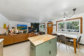 Dining - Hidatsa Cozy Mtn Retreat - 3BR, 2BA, Spa (South Lake Tahoe)