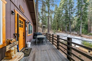 Outdoor dining - Hidatsa Cozy Mtn Retreat - 3BR, 2BA, Spa (South Lake Tahoe)
