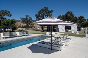 Unclassified image, 4 of 85, button