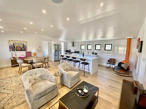 Smart-TV, Kamin, Stereoanlage, Drucker