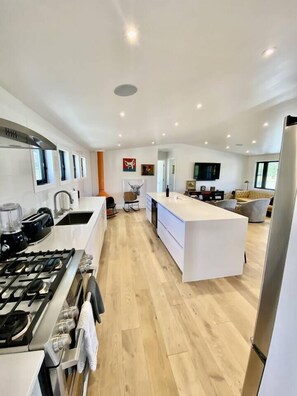 Unclassified image, 5 of 85, button