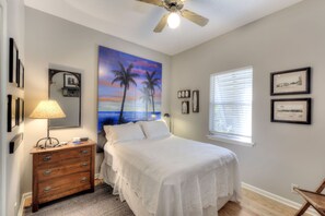 3 bedrooms, desk, iron/ironing board, free WiFi - Sunny Showers-Pet friendly beach cottage steps from the ocean (St Simons Island)