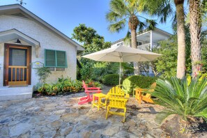Terrace/patio - Sunny Showers-Pet friendly beach cottage steps from the ocean (St Simons Island)
