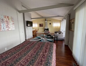 2 室のベッドルーム、アイロン / アイロン台、WiFi、ベッドシーツ