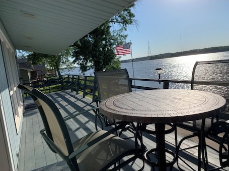 Outdoor dining. Island House On Mississippi River