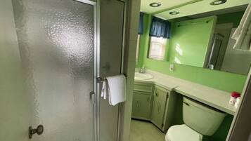 Hårtørrer, håndklæder, Shampoo, Toiletpapir