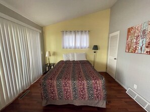2 bedrooms, iron/ironing board, WiFi, bed sheets - Island House On Mississippi River (East Moline)