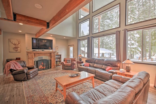 Expansive Group Lake House w/ Private Hot Tub!