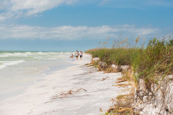Beach nearby, sun loungers, beach towels - "La Casita" Beautiful, Elegant Florida Cottage, 1 Minute Walk to the Beach! (Anna Maria)