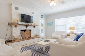Smart TV - "La Casita" Beautiful, Elegant Florida Cottage, 1 Minute Walk to the Beach! (Anna Maria)