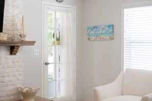 Smart TV - "La Casita" Beautiful, Elegant Florida Cottage, 1 Minute Walk to the Beach! (Anna Maria)