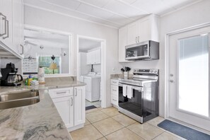 Fridge, microwave, oven, stovetop - "La Casita" Beautiful, Elegant Florida Cottage, 1 Minute Walk to the Beach! (Anna Maria)