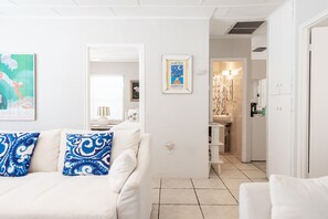 Smart TV - "La Casita" Beautiful, Elegant Florida Cottage, 1 Minute Walk to the Beach! (Anna Maria)