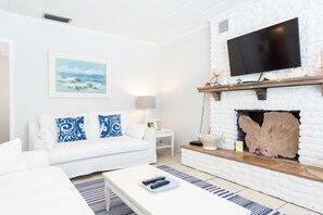 Smart TV - "La Casita" Beautiful, Elegant Florida Cottage, 1 Minute Walk to the Beach! (Anna Maria)