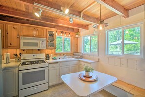 Fridge, microwave, coffee/tea maker, toaster - ‘Lakeview Lodge’ Fit for Groups < 1 Mile to Lake! (Lake Arrowhead)