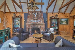 TV, fireplace, offices - ‘Lakeview Lodge’ Fit for Groups < 1 Mile to Lake! (Lake Arrowhead)