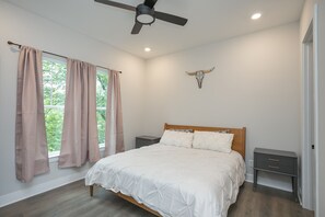 3 bedrooms, iron/ironing board, WiFi, bed sheets - BOHO Boutique Stay |3bd 2ba|10 Minutes to Lower Broadway| (Nashville)