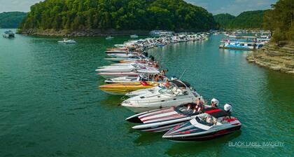 Above J’town Marina, LCKY. boat parking. 3 full baths. pool table. pet friendly.