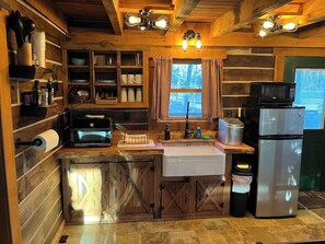 Kühlschrank, Mikrowelle, Wasserkocher mit Kaffee-/Teezubehör