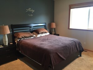 4 habitaciones, tabla de planchar con plancha, wifi y ropa de cama 