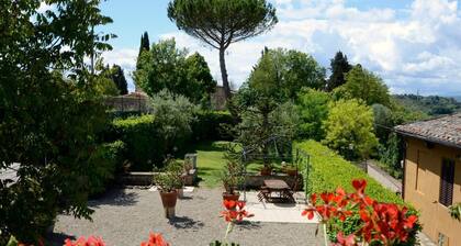 Villas with garden and pool in the heart of Tuscany in Siena for 16 people