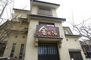 Suối nước nóng