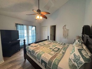 3 bedrooms, desk, iron/ironing board, free WiFi - Oceanfront Beach Home (North Myrtle Beach)