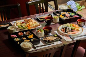 Bữa sáng đặc sản địa phương hàng ngày với phụ phí nhỏ 