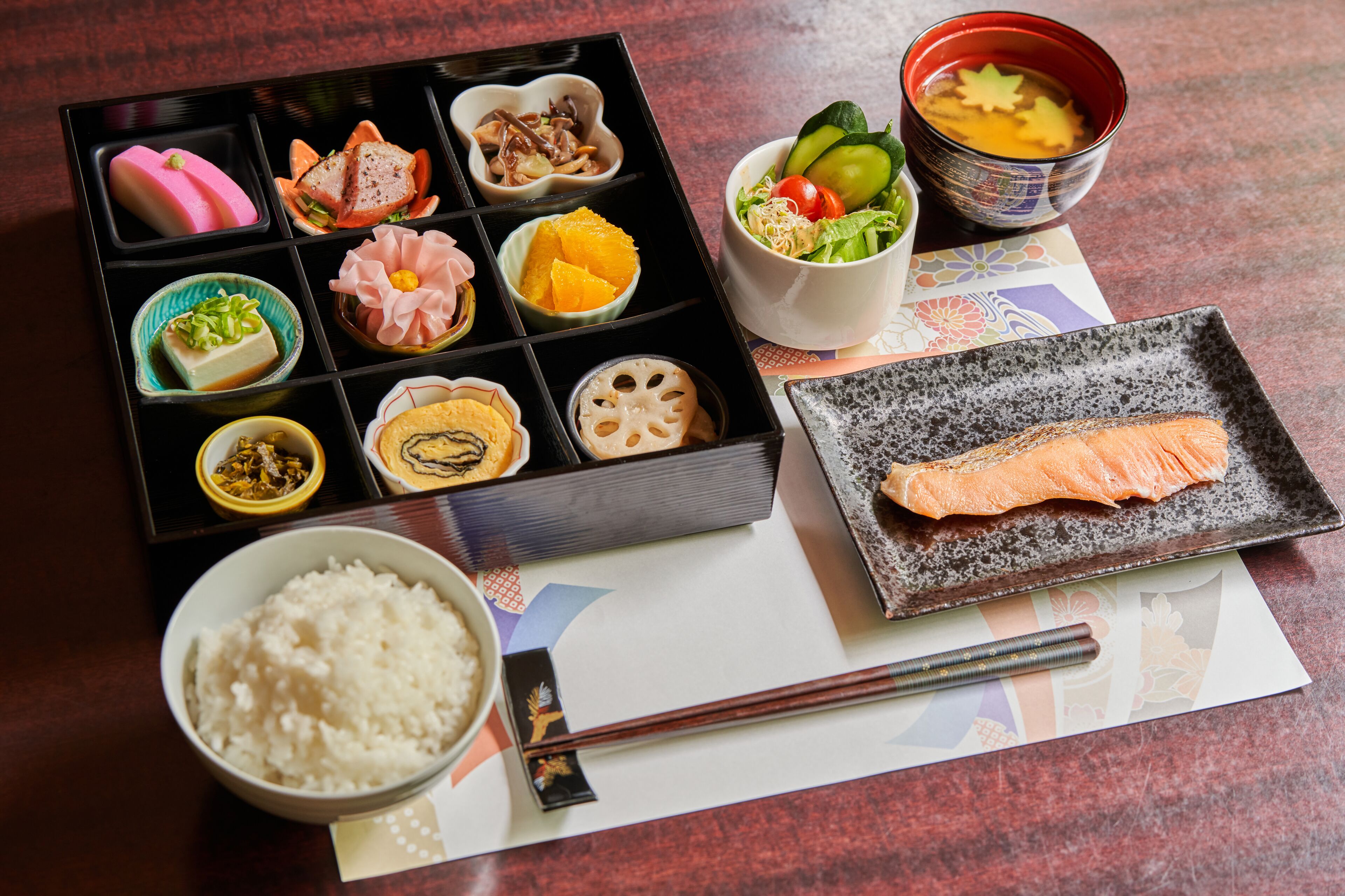 Eine traditionelle japanische Mahlzeit mit Reis, Sashimi und verschiedenen Beilagen.