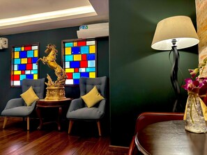 Minibar, safe på rommet, skrivebord og blendingsgardiner