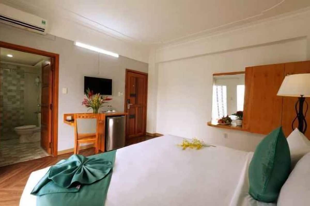 Minibar, caja de seguridad en la habitación y escritorio