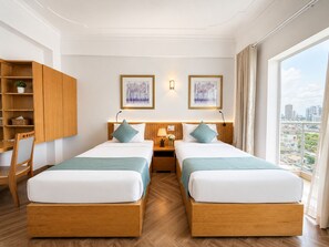 Executive-huone | Minibaari, tallelokero huoneessa, työpöytä, pimennysverhot